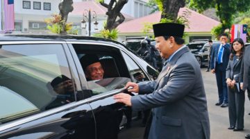 Kunjungan resmi PM Malaysia Anwar Ibrahim ke Jakarta menegaskan eratnya hubungan pribadi dan diplomatik dengan Presiden Prabowo. Kerja sama ekonomi hingga perbatasan dibahas dalam suasana penuh kehangatan.